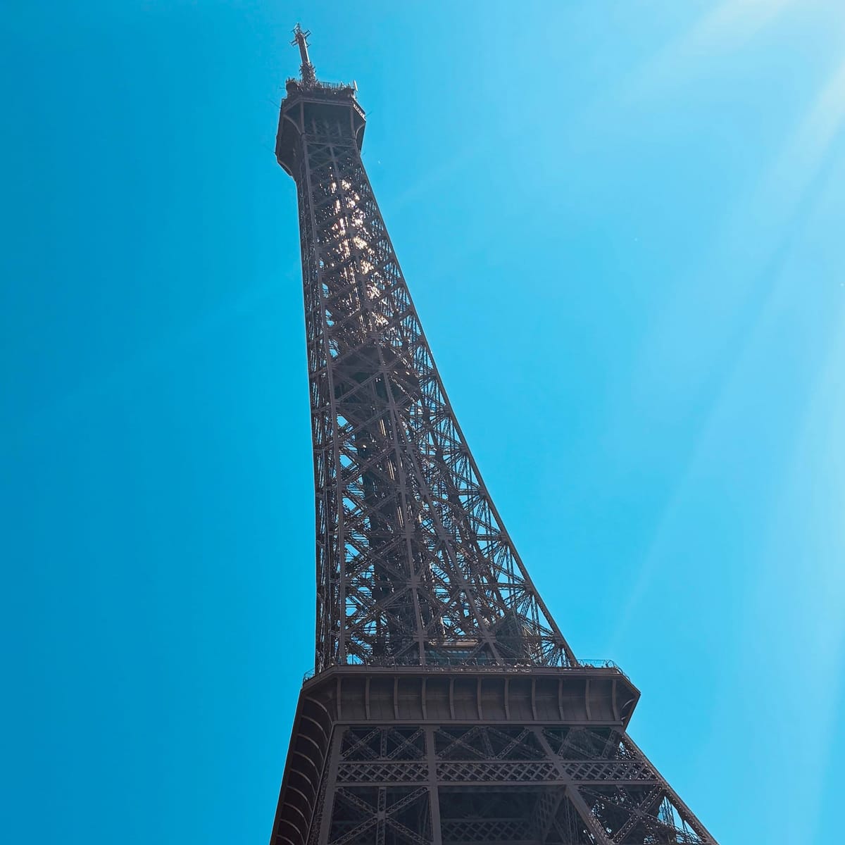 FindR Pop-Up Store at the Eiffel Tower: A summer connecting the world
